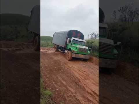 International 4700 por la vía a Mapiripan Meta 🇨🇴