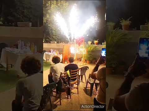 boy e girl con fontane, fuochi e scritta