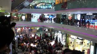 Video : China : Girl band in ShangHai mall - video