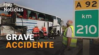 ACCIDENTE GRANADA: Un FALLECIDO y 35 heridos al CHOCAR DOS AUTOBUSES y un TURISMO | RTVE