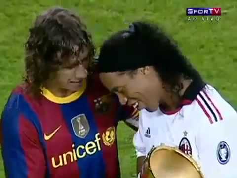 Milan 1x1 Barcelona 25-08-2010 - Ronaldinho Gaúcho ganha presente de Puyol.