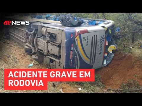 Ônibus tomba na BR-251 e deixa dois mortos em Grão Mogol (MG)