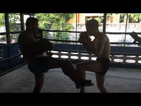Aaron McGahey pads at Sor Klinmee Gym Pattaya