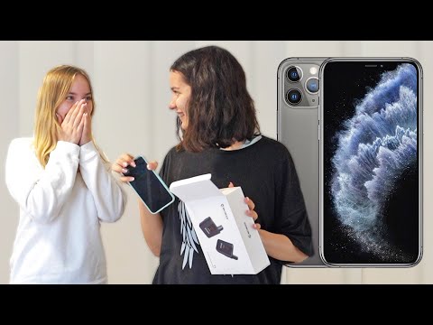 I SURPRISE my SISTER with IPHONE 11🤭