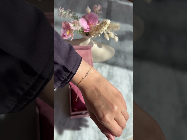 أسورة حب أنيقة باللون الذهبي (B488) .