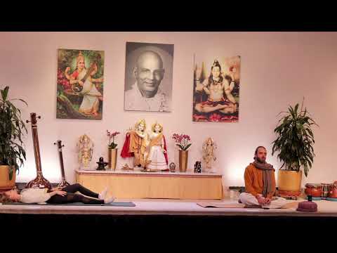 Yogatherapie für Erdung und Vata Balance mit Raphael - Yoga Vidya Ashram Live - 16:15 Uhr 24.01.2022