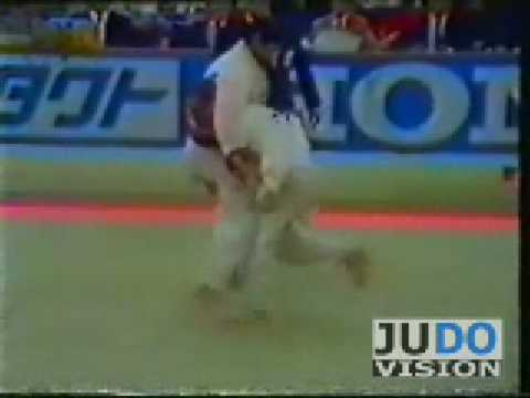 JUDO 1982 Jigoro Kano Cup: Kirk Isichei (GBR) - Marcel Pietri (FRA)