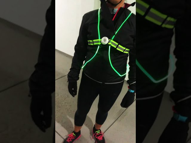 Vídeo relacionado con Earthradius Chaqueta de tiras de luz LED con lentejuelas, chaleco de piel sintética con capucha, ropa de actuación en escenario, ropa de cosplay, Sin luz, Large