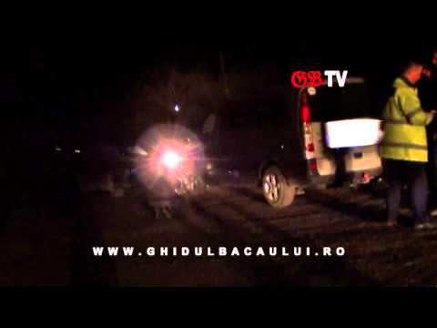 Politistii incearca sa alunge echipa Ghidului Bacaului de la locul simularii accidentului din Lipova