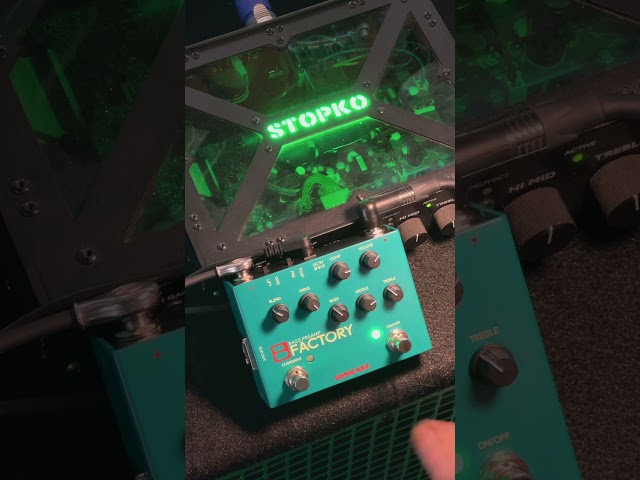 Vídeo relacionado con SONICAKE Pedal de bajo con Overdrive Preamplificador analógico Pedal de efectos de compresión EQ de 3 bandas Salida XLR B Factory