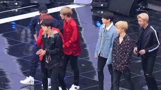 Download lagu BTS Taehyung and EXO Baekhyun interaction (Pyeongchang rehearsal) mp3