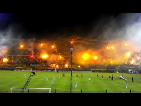 "RECIBIMIENTO HINCHADA DE PEÑAROL vs IQUIQUE // COPA LIBERTADORES 2013" Barra: Barra Amsterdam • Club: Peñarol