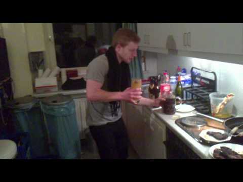 Maxi Milian Lesiem bereitet die Söckinger Wurst zu