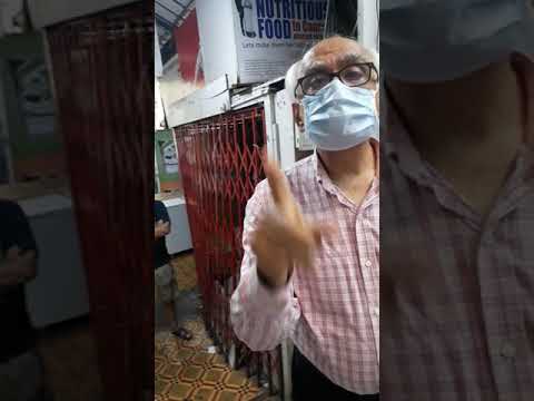 Em Sahakari Bhandar, perto do cinema Rigal, pessoas assediadas pela equipe do Sahakari Bhandar em 27 de março de 2020