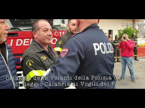 Le volanti della Polizia di Stato rendono  omaggio ai vigili del fuoco