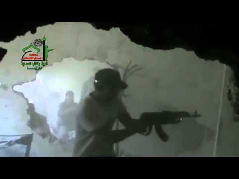 تمشيط أحد المنازل في مدينة داريا في محافظة ريف دمشق بعد السيطرة علهيا من قبلكتيبة سعد بن أبي وقاص