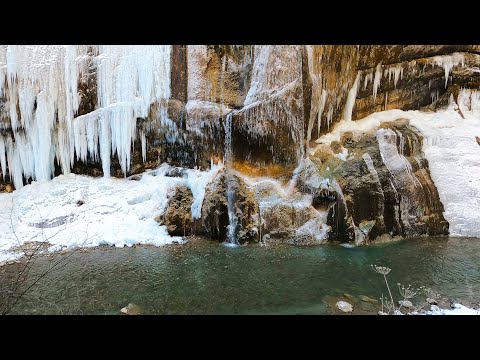 Il suono di una cascata in inverno in una gola di montagna