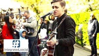 Download lagu Watch Tomi Saario Amazing Guitar Player Street Performer from Finland mp3