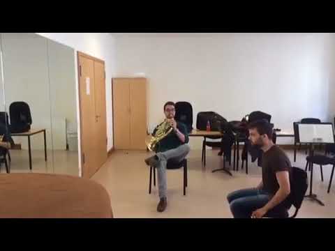 Cor d'harmonie accompagné par une chaise