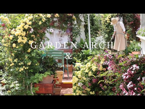 さびた庭の手押し車の春の花を飾る方法