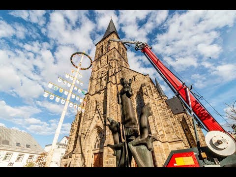 Flachgelegt: Der Maibaum geht in den Winterschlaf