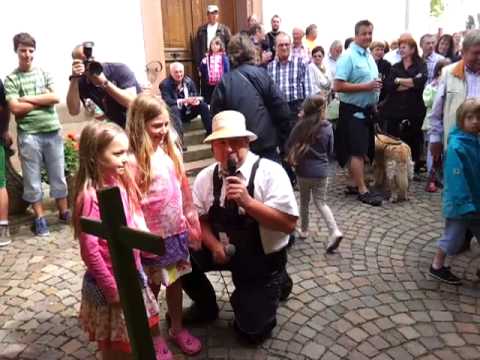 Krähwettbewerb Göcklingen: Luciana und  Jamira gaggern im Kinderwettbewerb