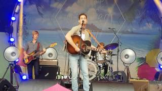 Douwe Bob live singing how lucky we are!