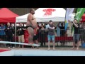 Competencia de clavados en la piscina 