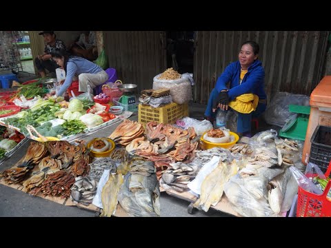 Morning Food Market Scene In Phnom Penh Cambodia - Lifestyle Vendors Selling Food & More In Market