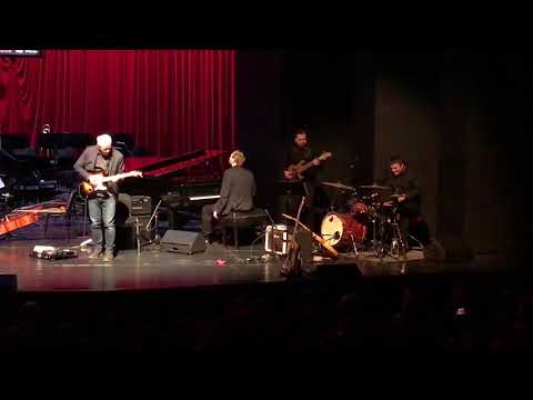 Juraj Burian, Matej Benko, Juraj Gregorík a Stano Kociov hrajú skladbu od Mariána Vargu