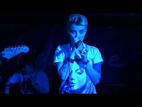 EMILY CHEKHOV Live @Cologne MTC – Tiny Cracks