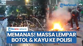 VIDEO Demo di Patung Kuda Ricuh, Massa Bakar Ban hingga Lempar Botol dan Kayu ke Polisi