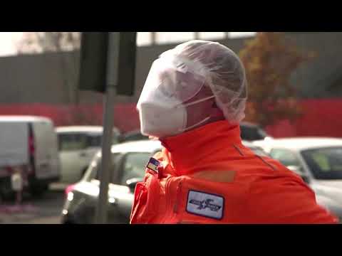 意大利北部的救護車被逼到了極限。 (Ambulances pushed to the limit in northern Italy)