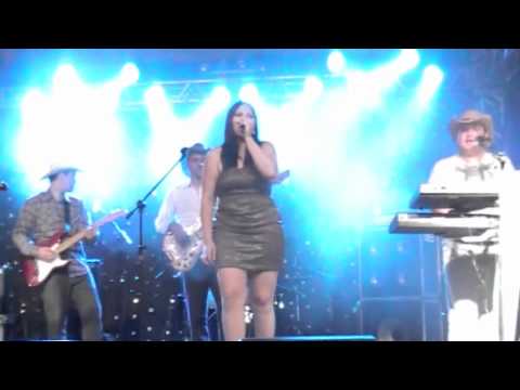 Kamilla Maria canta com o Grupo Alabama Country
