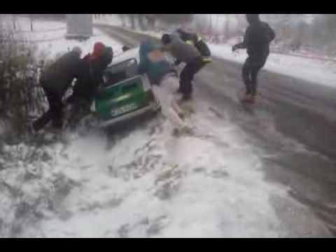 Rajd Biecki 09.12.2012 Sokołowski Jachym Fiat 126p wyciągani z rowu