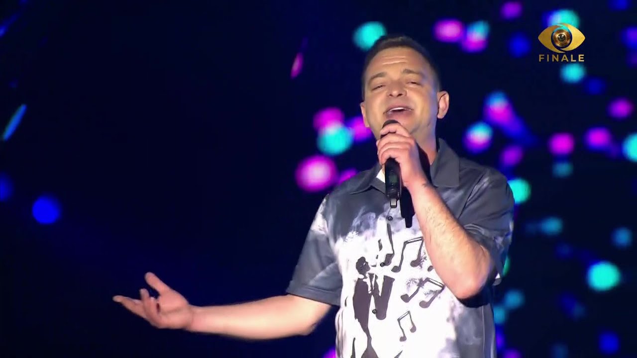 Performanca live e Klajdi Musabelliut sjell emocione me këngën e tij ‘E bukur’