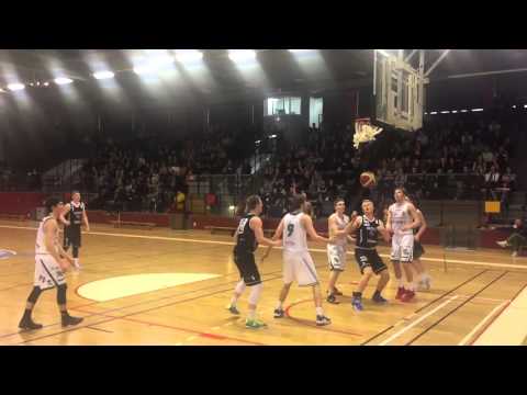 Malbas med en sista 3 poängare innan periodvis. 49-30 och 10 minuter kvar. HU 19 SM Final.