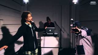 Elokuu: Tänään lähtee, Saatilla, Vastaamattomii puheluita (Livenä Nova Stagella)