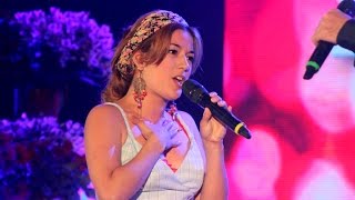Joss Stone cantó "Miracle worker"