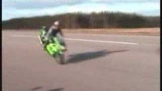 Kawasaki Ninja ZX9R and Suzuki GSX R Stunt Wheelies Stoppies Video