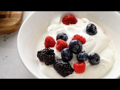 Easy Keto Yogurt Berry Bowl [Simple Low-Carb Breakfast]