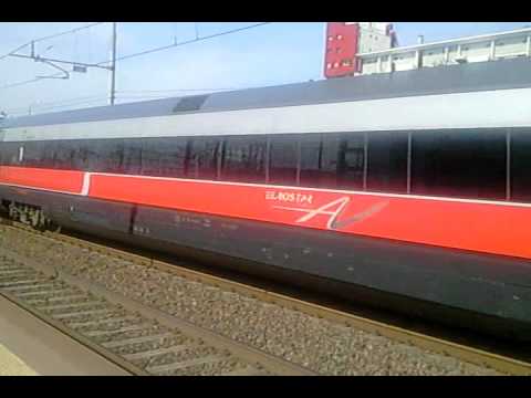 Il frecciarossa in fermata proveniente da Torino porta nuova per napoli centrale.mp4