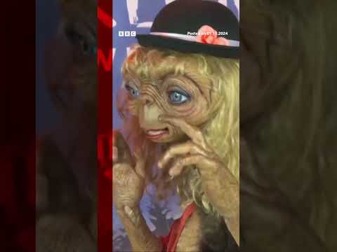 Video | Heidi Klum stuns as E.T at her Halloween party. #Halloween #BBCNews