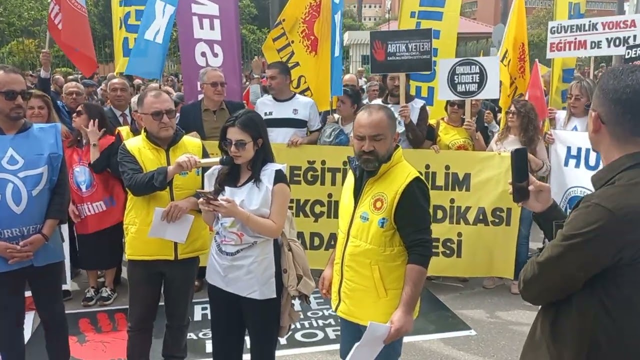 Aşikar Kutlay, Okullarda Yaşanılan Şiddete Yönelik Adana İl Milli Eğitim Müdürlüğü Önünde Konuştu.