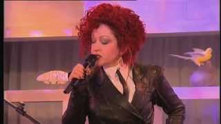 Cyndi Lauper &quot;Shattered Dreams&quot; - C à vous - 07/10/2010