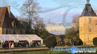 preview picture of video 'Votre mariage au Château de Sully (HD, franceguidetour, Bourgogne)'