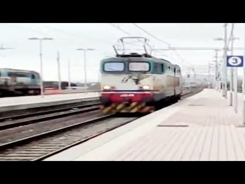 Caimano E655.490 LIS (Locomotore Isolato) in transito a Cecina