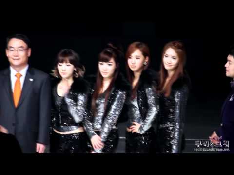 [101230] Yuri Taking Photo