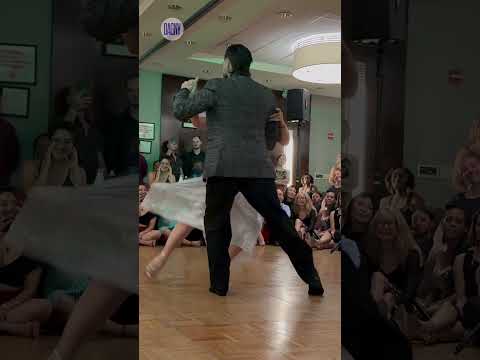 Hugo Patyn and Celina Routundo Argentine tango to “No Hay Tierra Como La Mía" by Canaro (15/17)