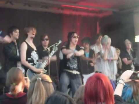 Crestillion, Overworld, Jenlayn and Seike dancing gangnam style at StorCon 2013! :)